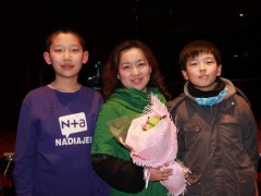 左崔博祥：于2011年8月获得中国音乐家协会考级十级证书；右朴易参加全国《星星火炬》钢琴比赛中荣获三等奖