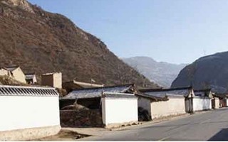甘肃省内贫困县国道建立“遮羞墙” 宣称为了美化环境